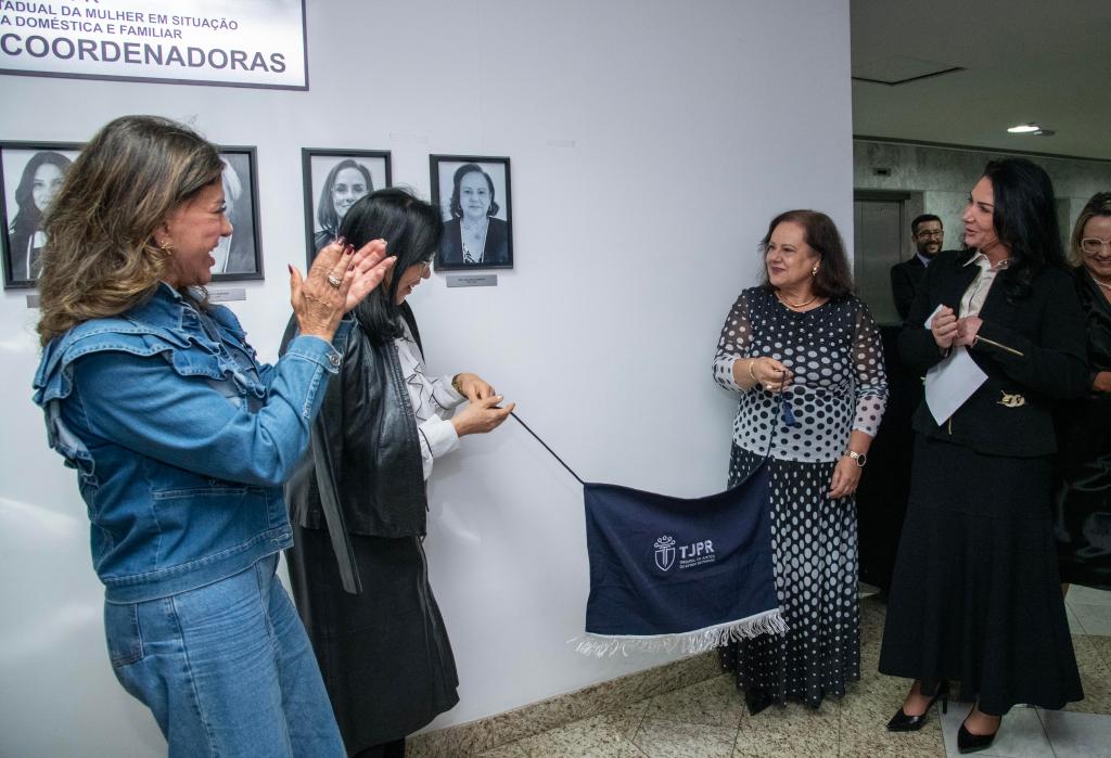 TJPR realiza cerimônia de aposição de foto na galeria de Coordenadoras da Cevid